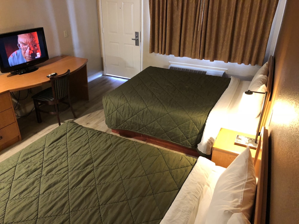 Standard Room, 2 Queen Beds, Non Smoking - Photo 4