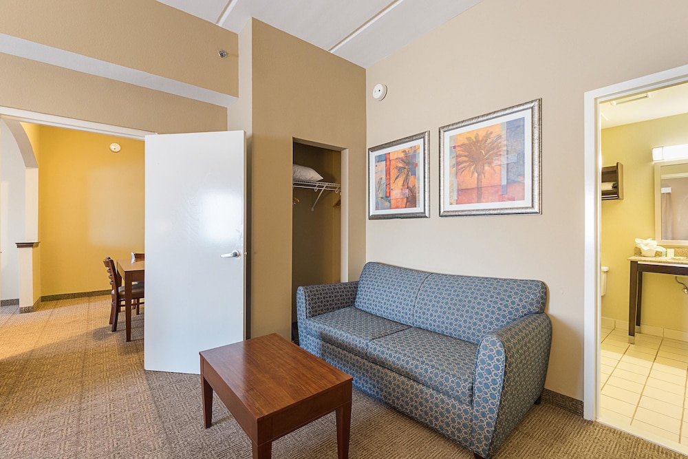 Suite, Multiple Beds, Non Smoking - Photo 4