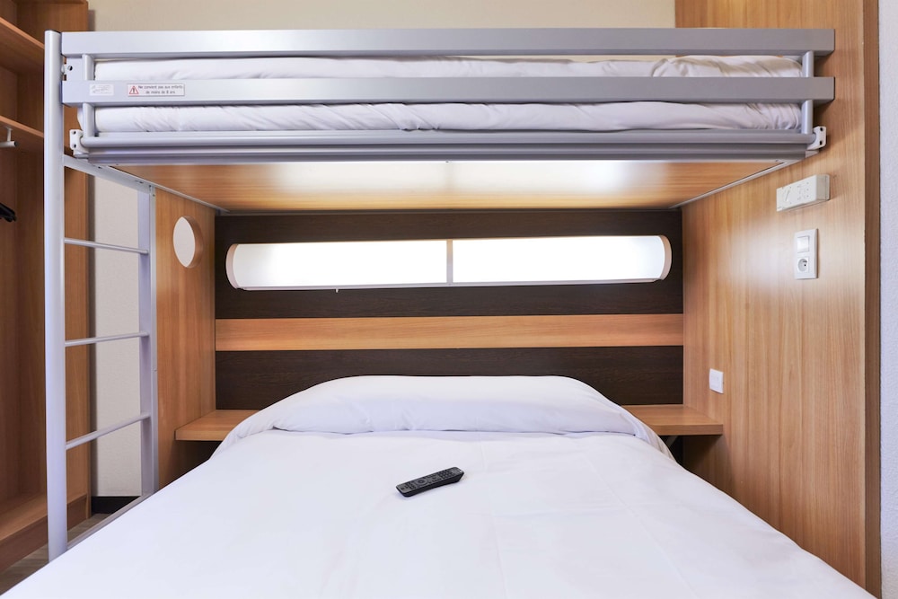 Standard Room, Multiple Beds (1 Double and 1 Single bed) - Photo 4