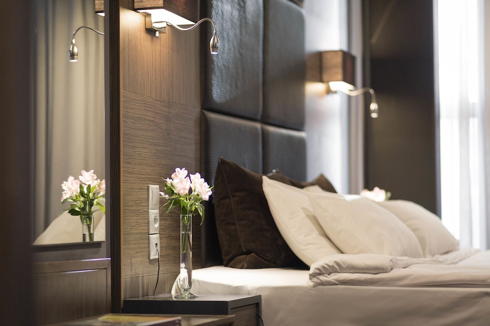Suite, Jetted Tub (Emerald, Sky View)