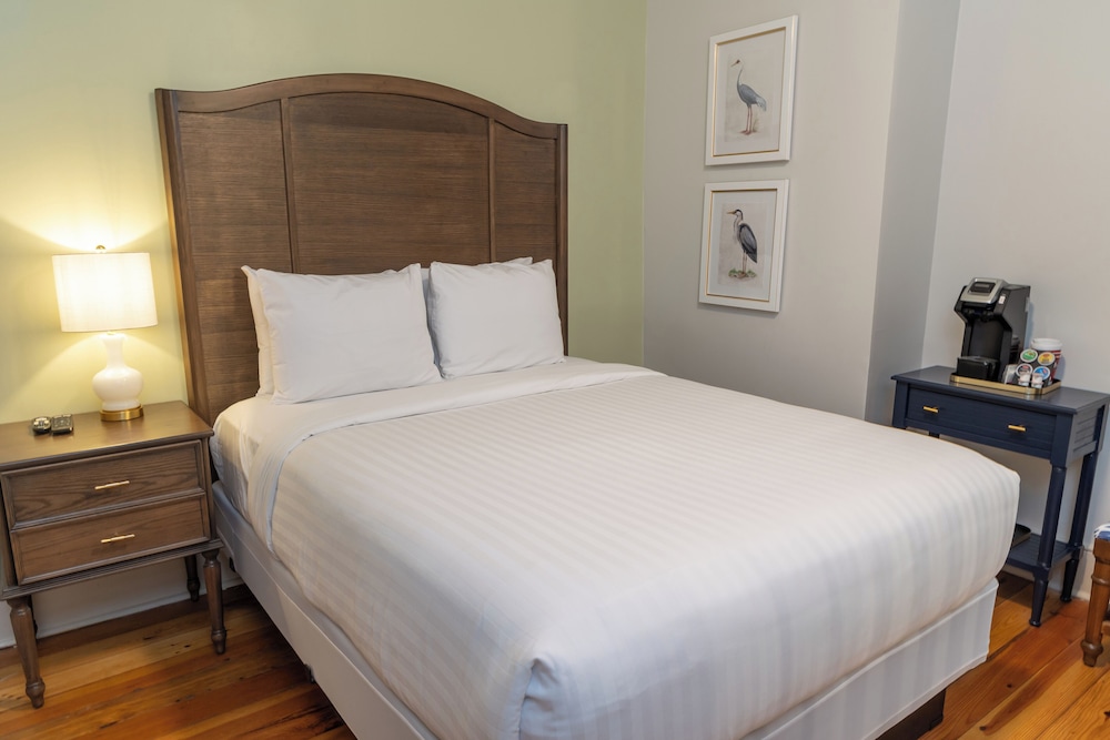 Room, 1 Queen Bed (Interior Queen) - Photo 1