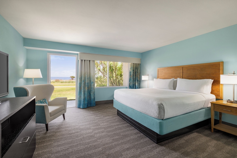 Premium Room, 1 King Bed, Accessible, Non Smoking (Communications) - Photo 1