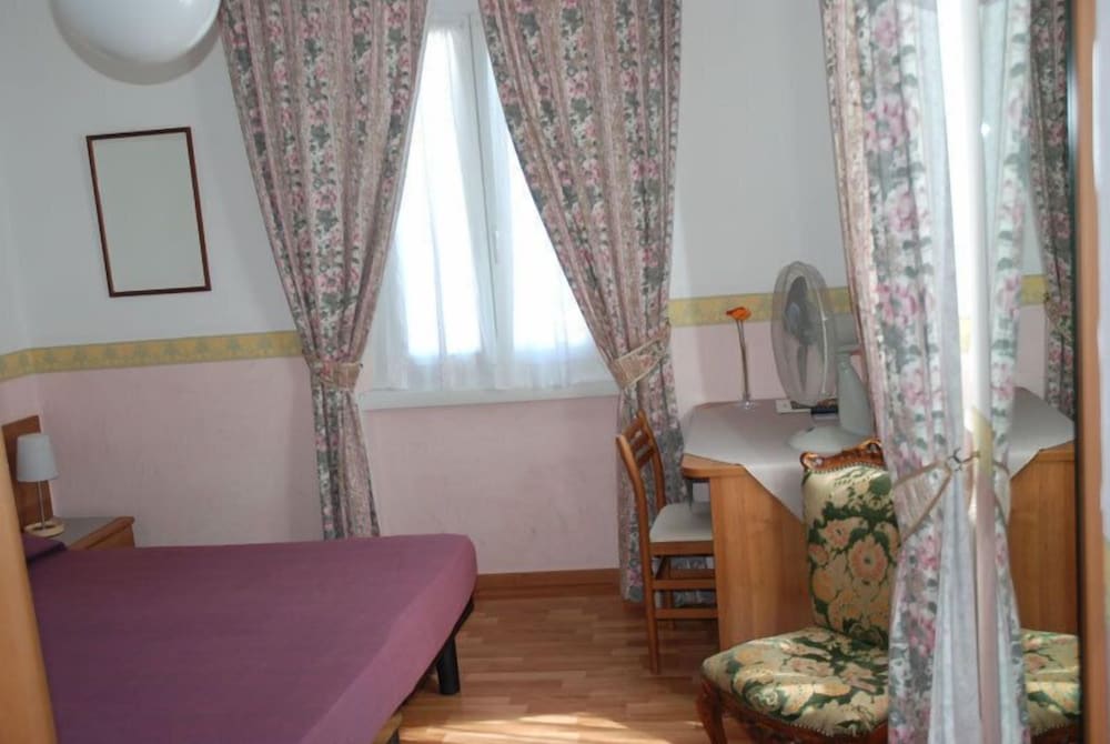Single Room photo 3