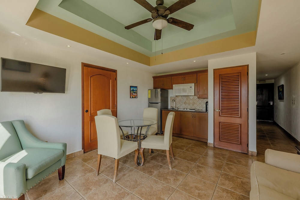 Comfort Condo, 1 King Bed with Sofa bed, Ocean View photo 2