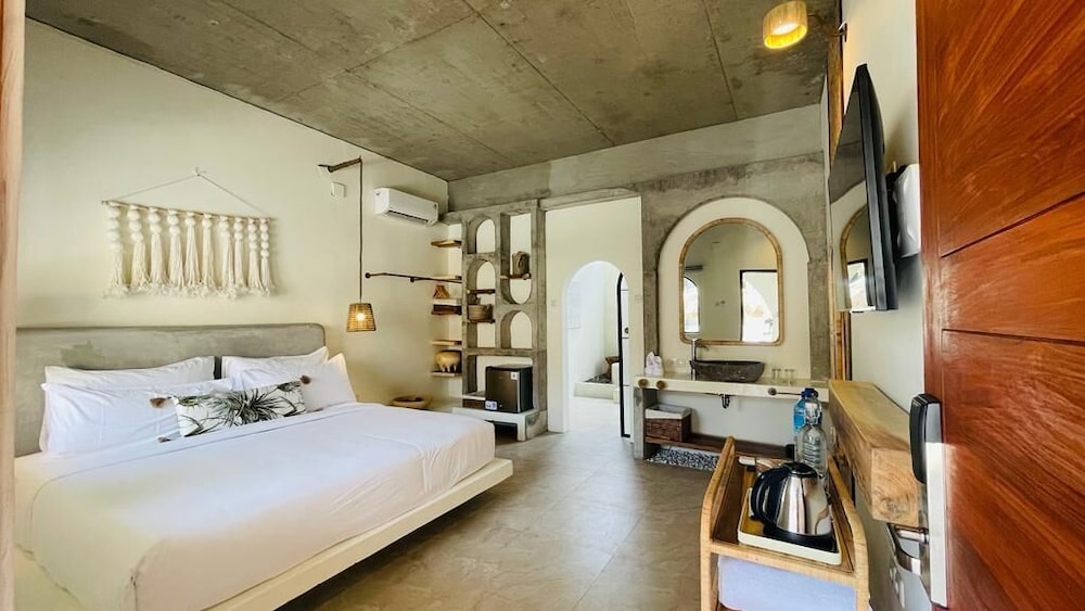 Suite - Photo 1