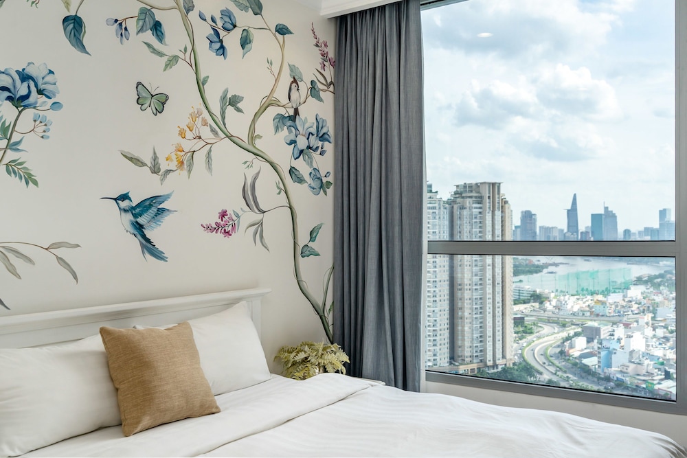One-Bedroom Apartment with Balcony and City View photo 2