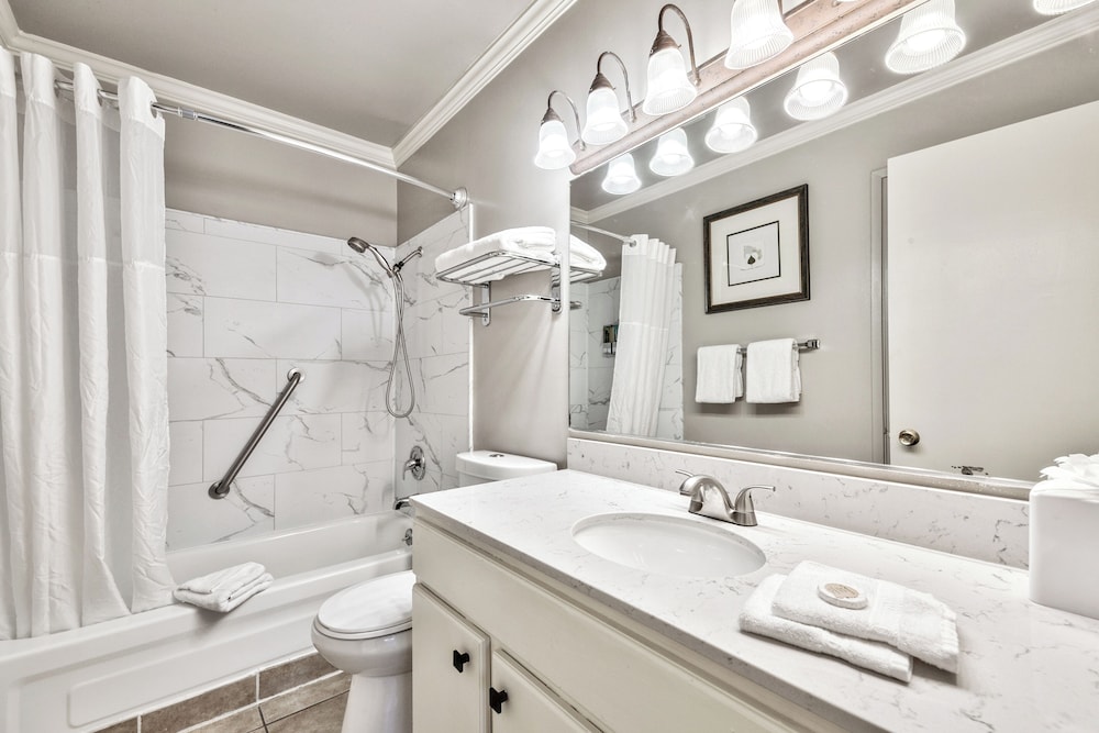 Deluxe Suite, 2 Bedrooms, Poolside - Photo 10