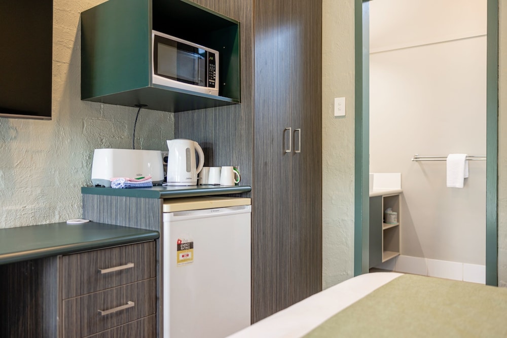 Standard Triple Room, Non Smoking (Standard Motel Room)