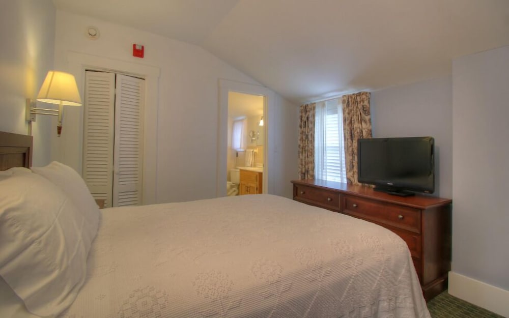Standard Room, 1 Queen Bed with Sofa bed, Non Smoking (115- 1 Queen Living Room Partial Ocean View)