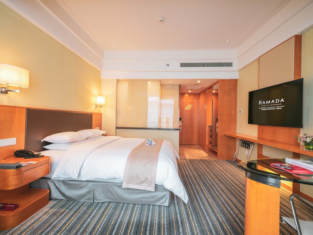 Deluxe Room, 1 King Bed, Non Smoking - Photo 3