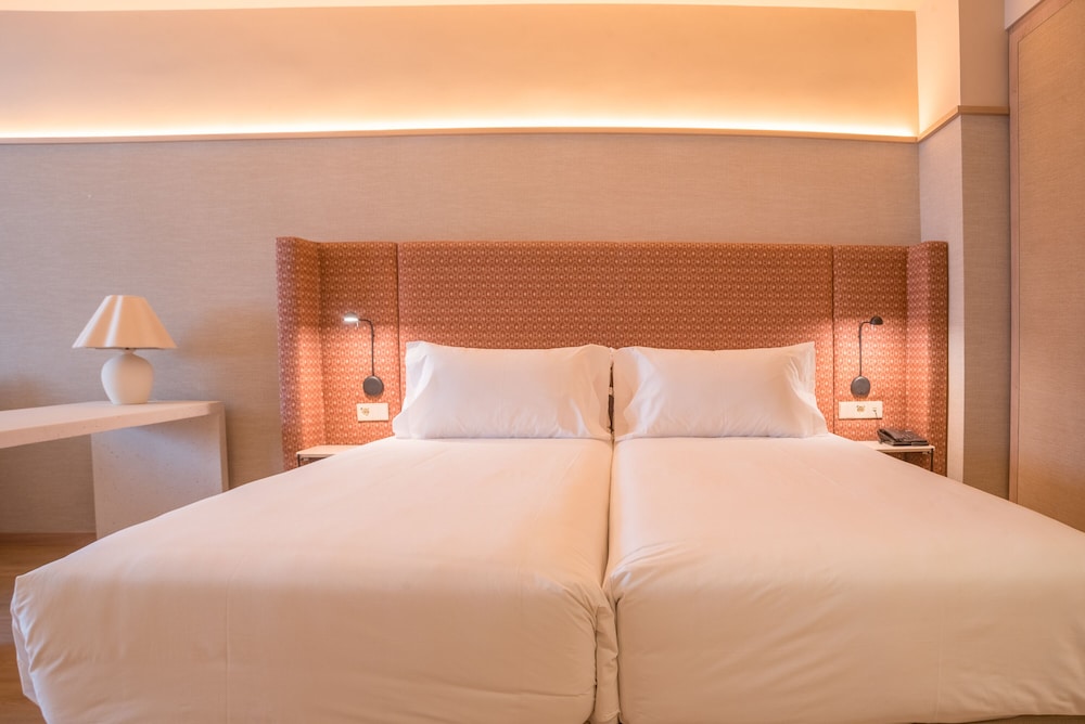 Classic Twin Room - Photo 2
