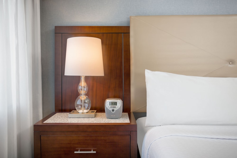 Club Room, 1 King Bed, Accessible Bathtub - Photo 2