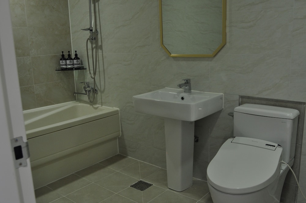 Deluxe Double Room (A, Styler, Free Netflix) photo 2