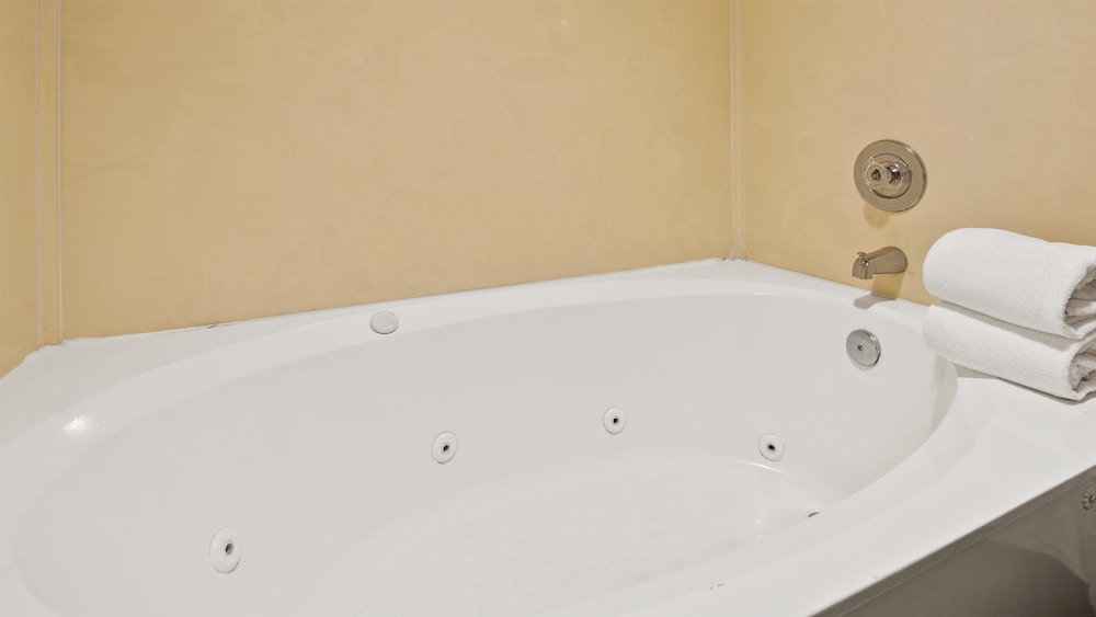 Standard Room, 1 King Bed, Smoking, Jetted Tub - Photo 4