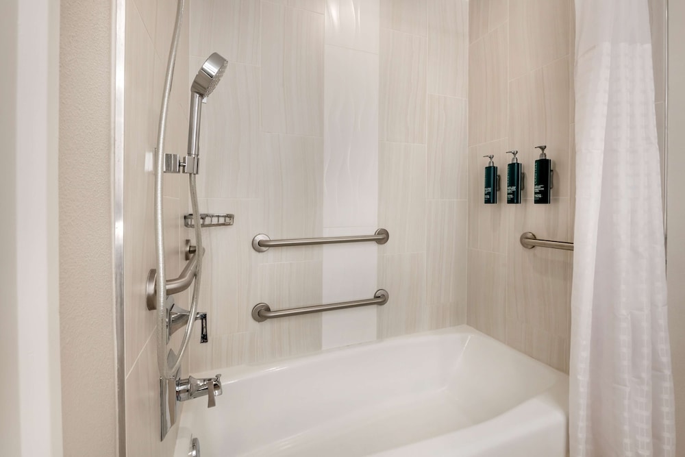 Studio, 1 King Bed, Accessible, Bathtub (Hearing) thumbnail 6