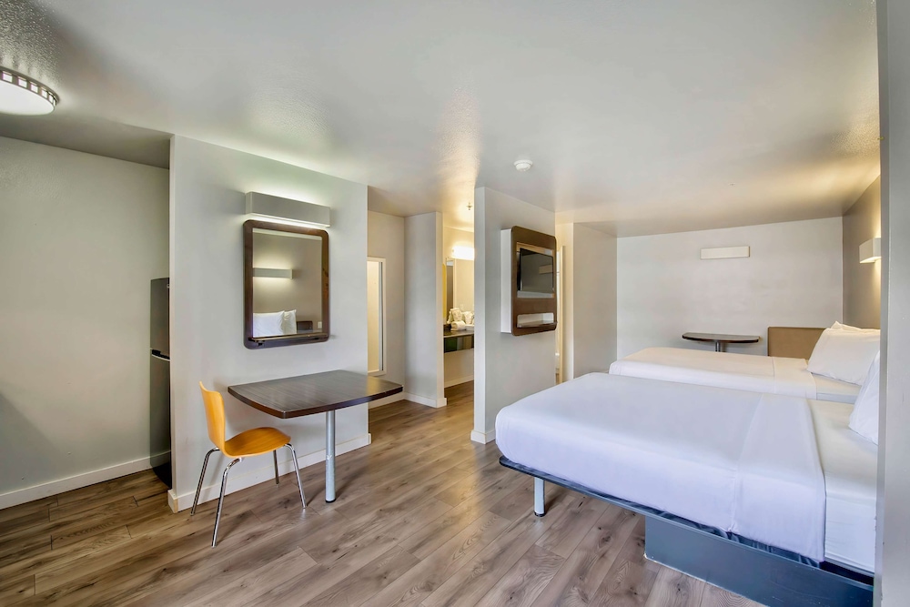 Standard Suite, 2 Double Beds, Non Smoking - Photo 2