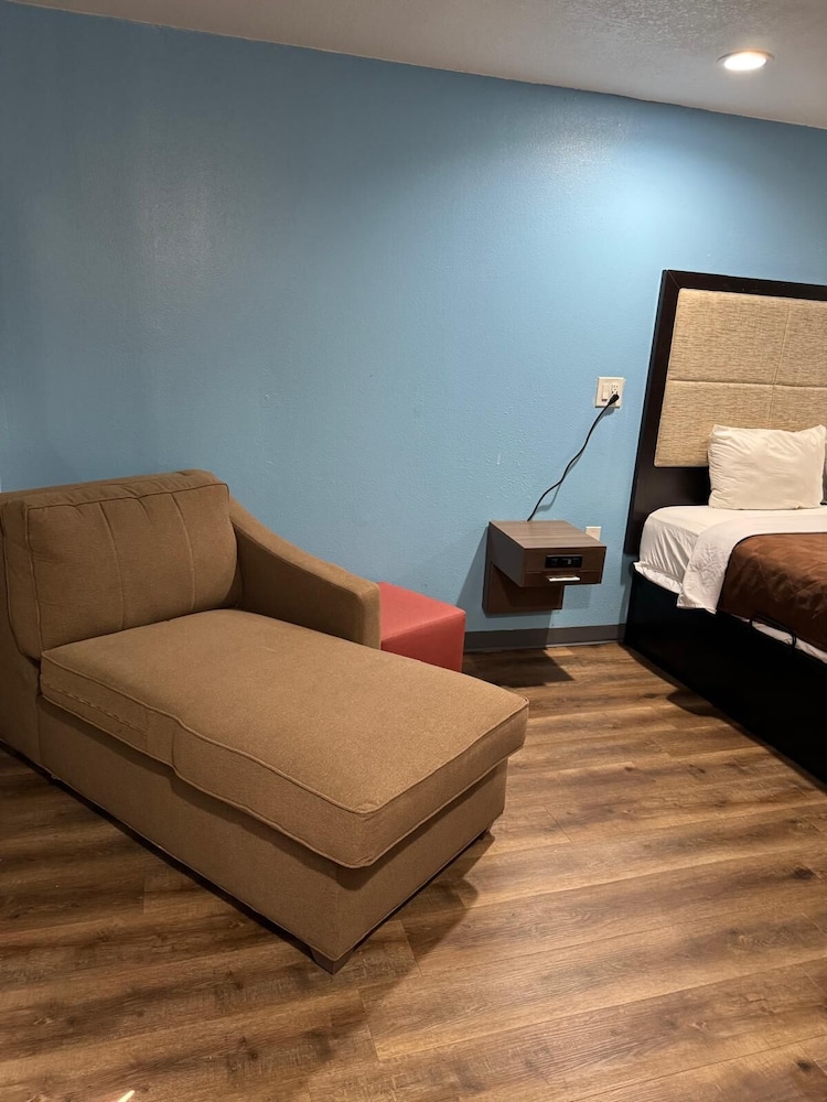 Deluxe Room, 1 King Bed photo 3