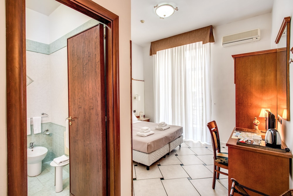 Standard Double or Twin Room - Photo 30