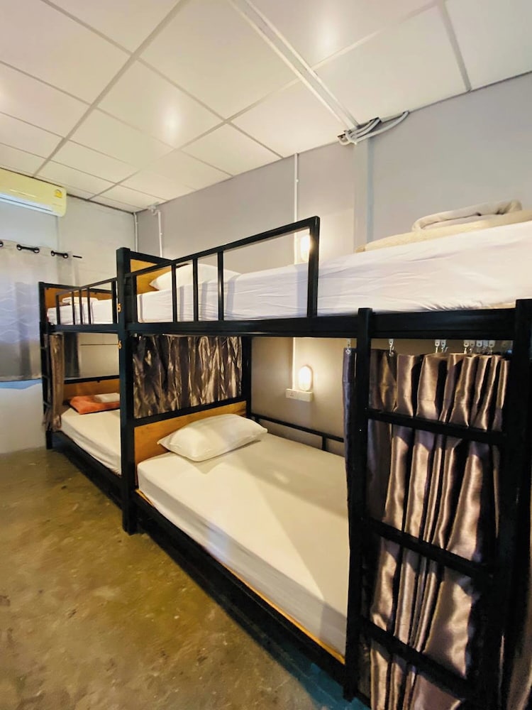 Female Dormitory Room, 8-Beds with Shared Bathroom photo 2