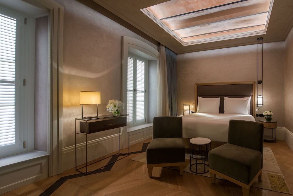 Superior Suite, 1 Queen Bed (Corner Suite)