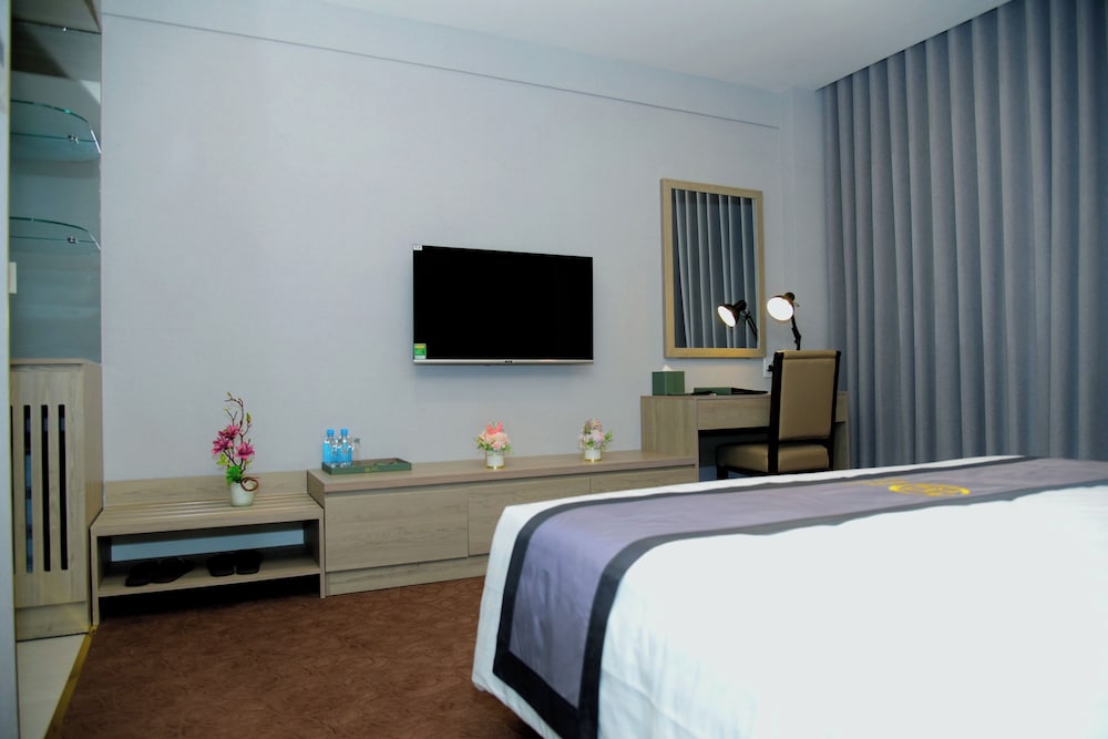 Standard Room, 1 King Bed, City View photo 3