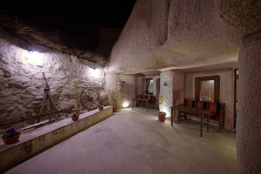 Deluxe Cave Room - Photo 11
