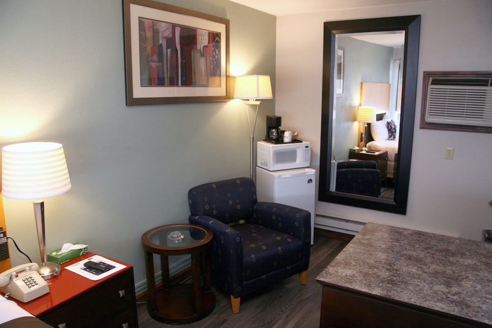 Basic Room, 1 Queen Bed, Smoking, City View photo 2