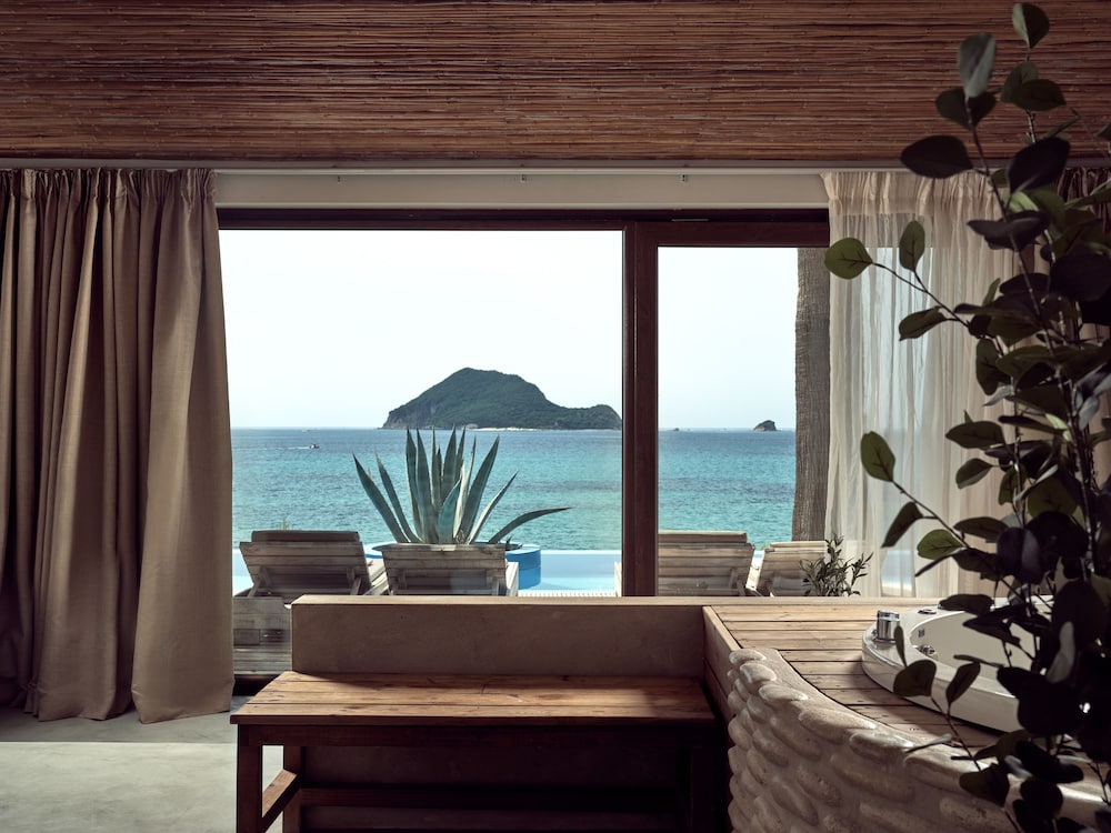 Executive Junior Suite with Sharing Pool & Sea View - Photo 2