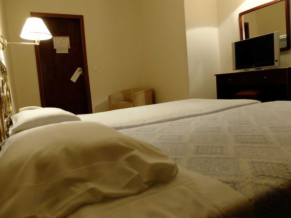 Basic Twin Room, 2 Twin Beds photo 2