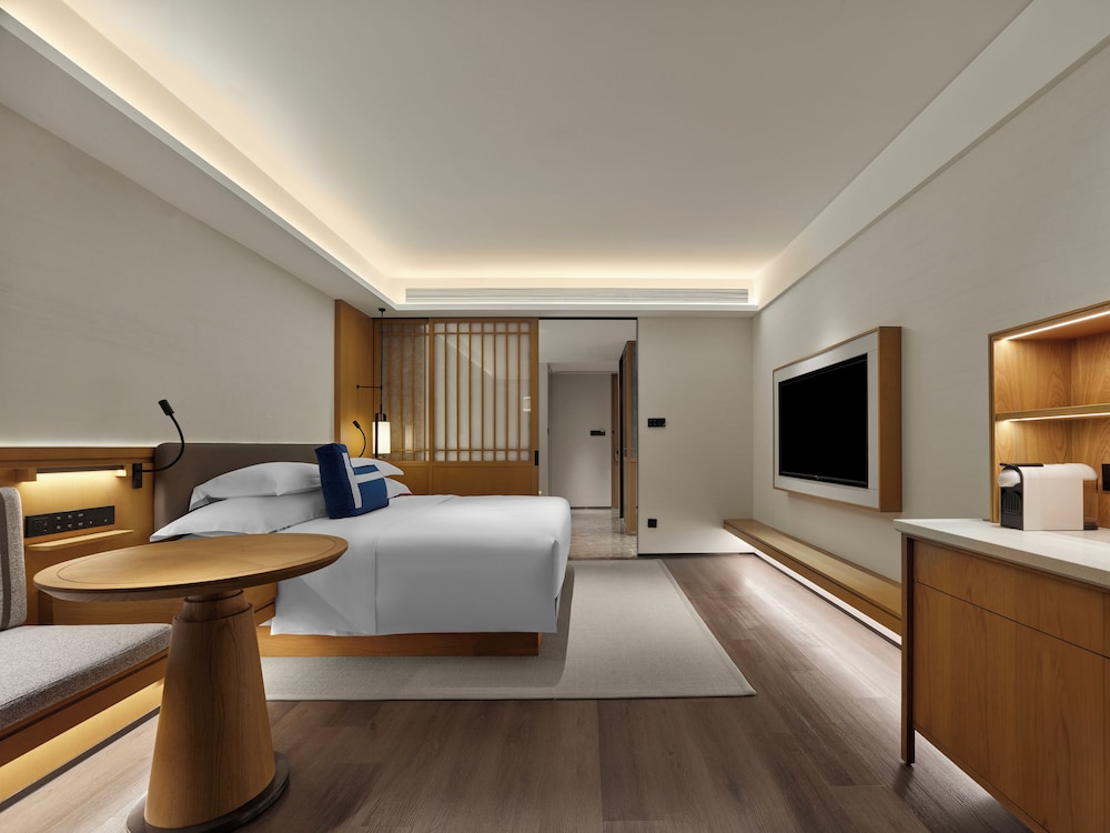 Room, 1 King Bed, Mountain View