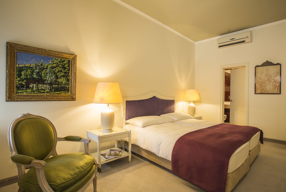 Suite - Photo 1