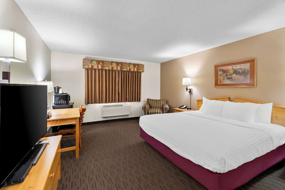 Suite, 1 King Bed, Accessible, Non Smoking - Photo 1