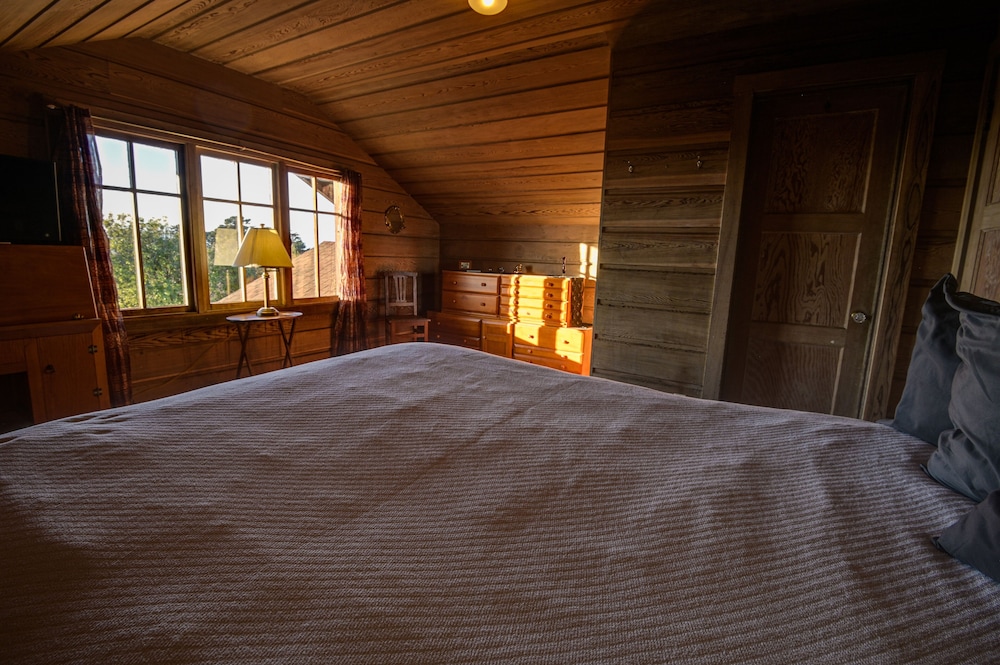 Classic Single Room, 1 Queen Bed, Ocean View photo 2