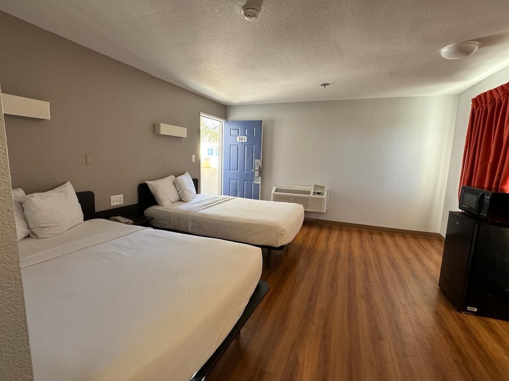 Standard Room, 2 Double Beds, Non Smoking, Refrigerator & Microwave photo 2