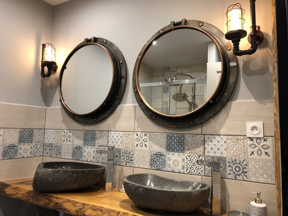 Superior Double Room, Ensuite, Mountain View (Jules Verne ) - Photo 4