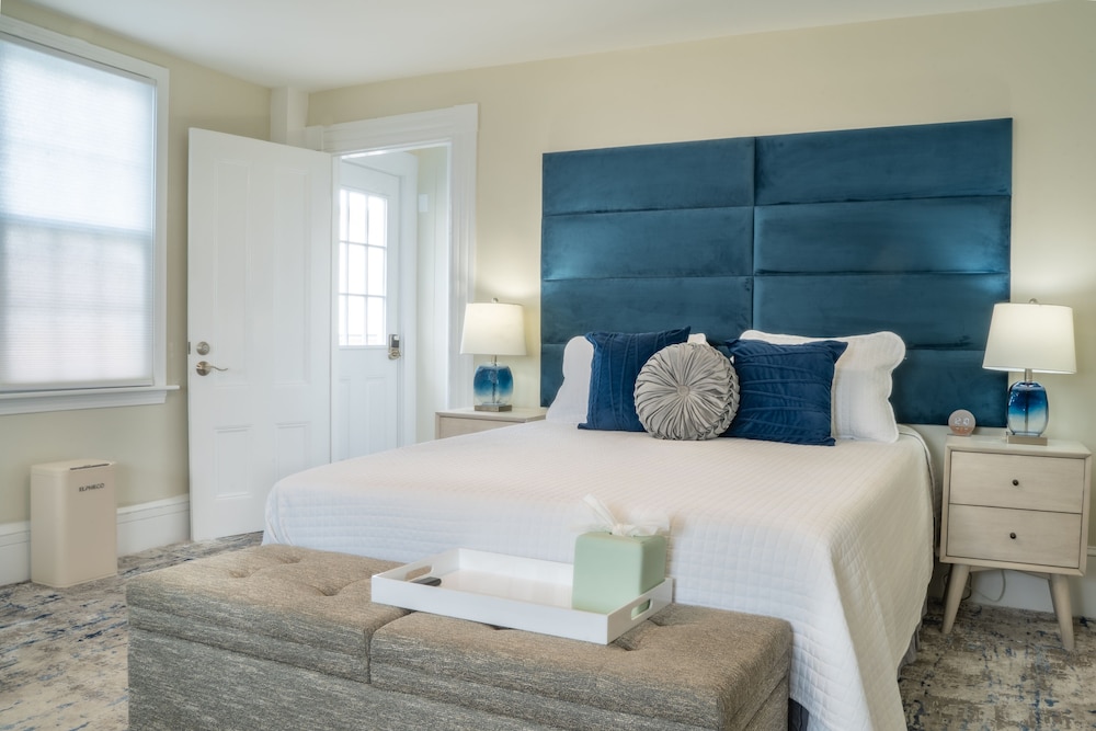 Oceanfront Queen Suite w/ Kitchen