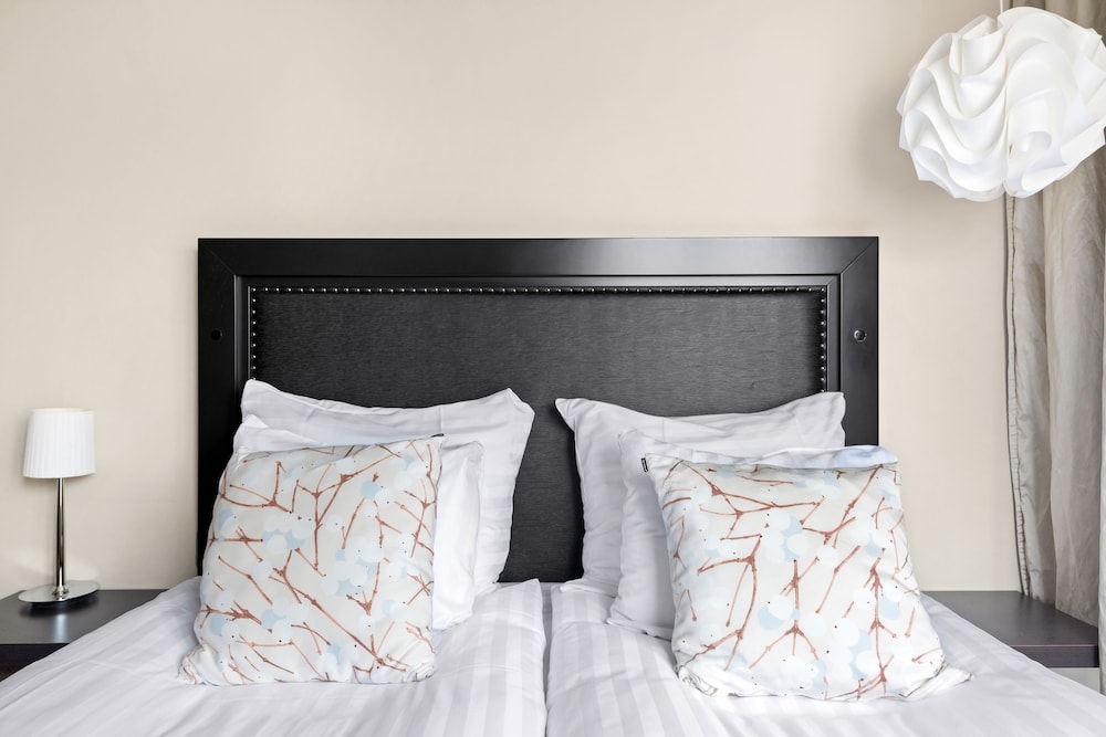Standard Room, 1 Queen Bed thumbnail 6