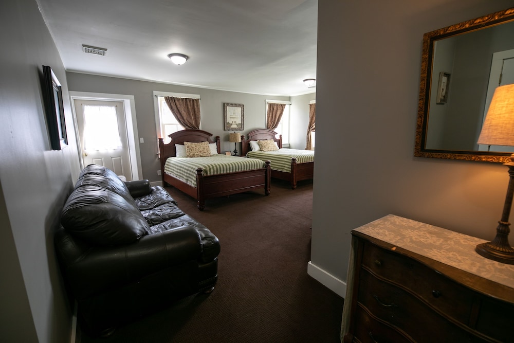 Premier Quadruple Room (Historic Building, No Elevator)