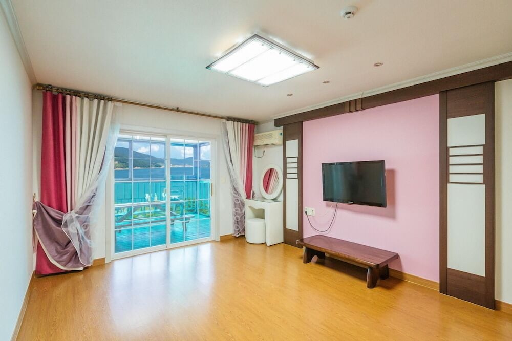 Room (Rose) - Photo 1
