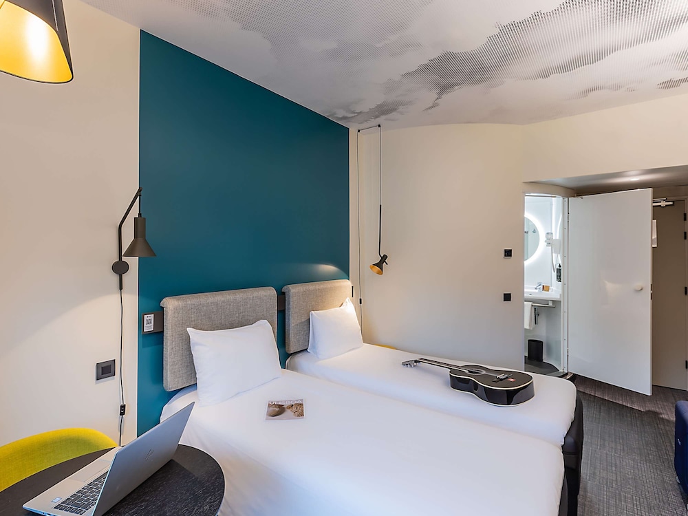 Standard Twin Room, Non Smoking - Photo 8