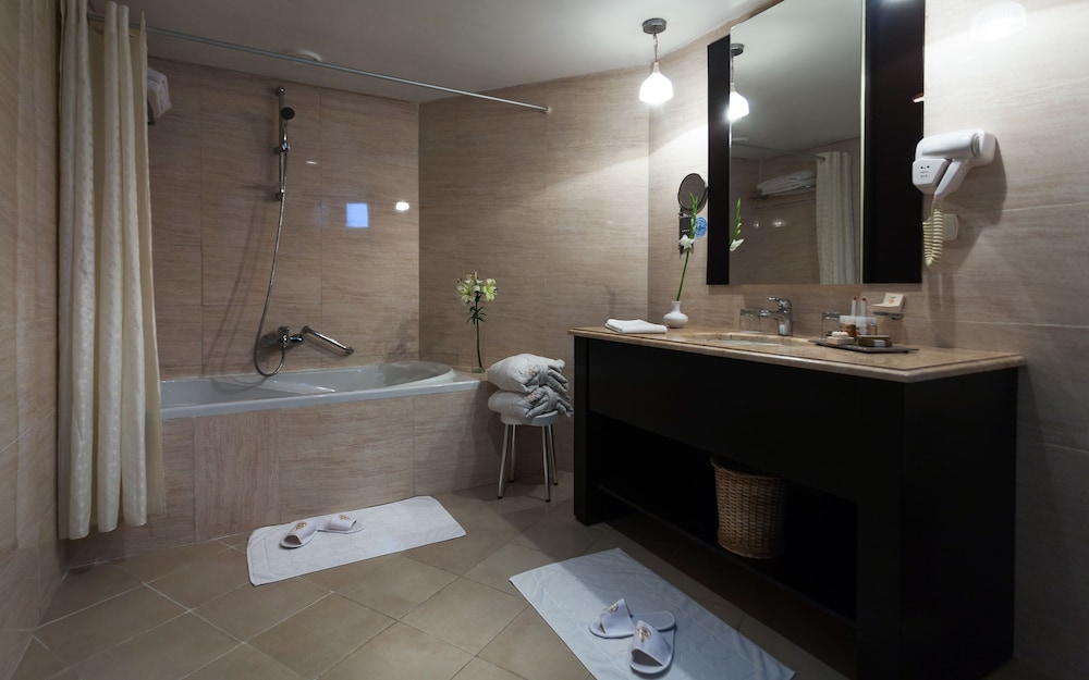 Twin Room - Photo 9