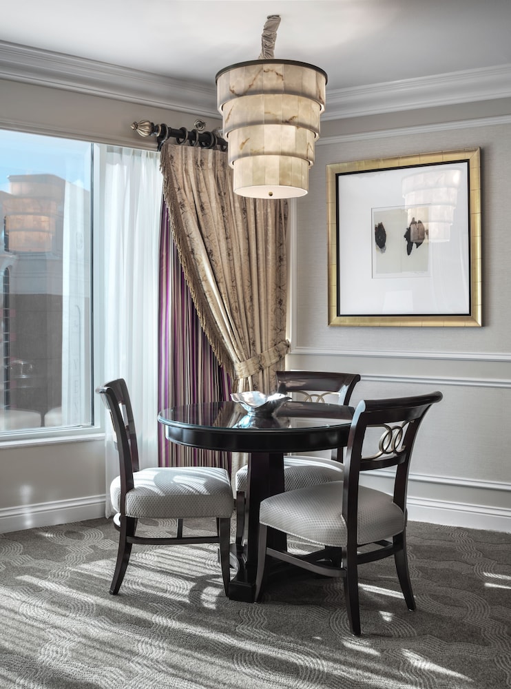 Newly Remodeled Luxury Two Queen Suite with Prestige Club Lounge Access - Photo 12