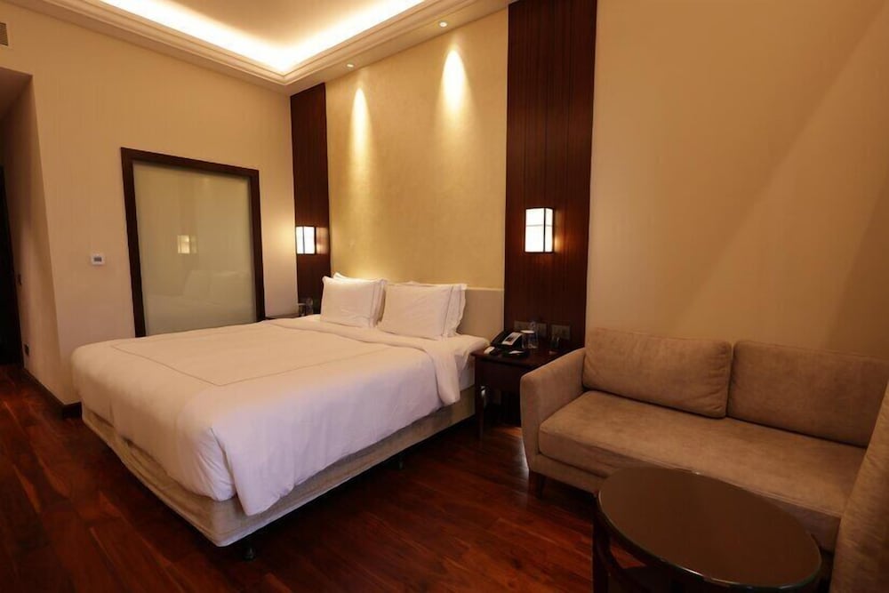Luxury Room, 1 King Bed, Balcony, Lake View - Photo 4