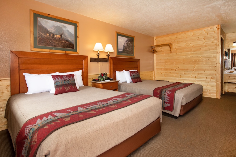 Room, 2 Queen Beds, Kitchenette, Mountain View photo 1