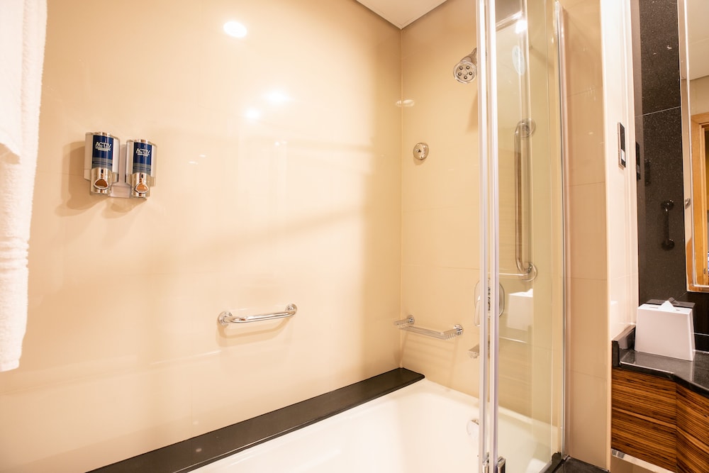 Classic Room, 1 King Bed, Non Smoking - Complimentary Shuttle Service to Dubai Mall and Kite Beach photo 3