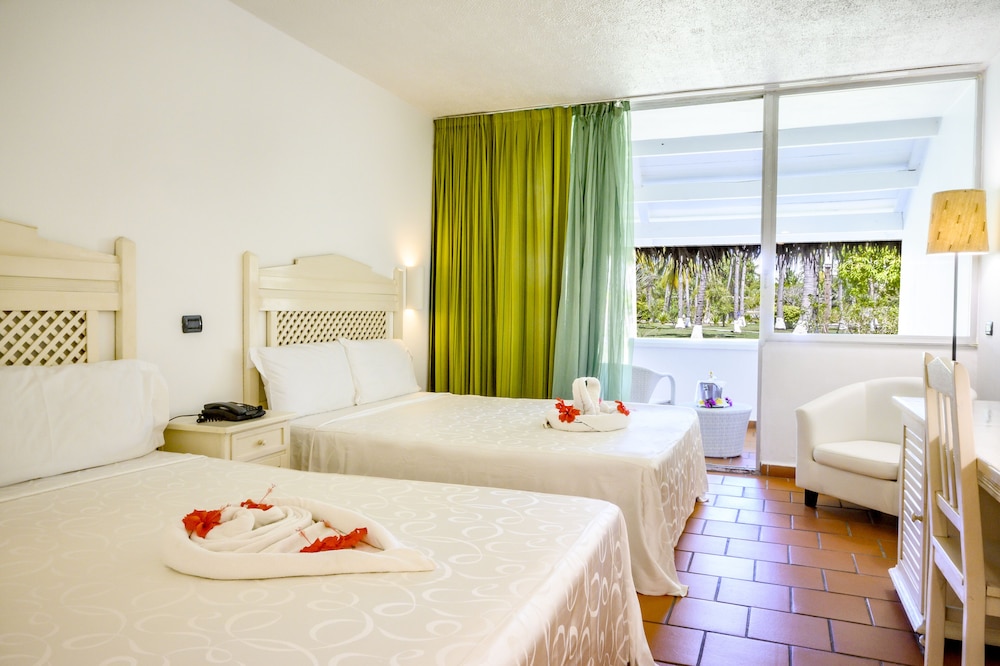 Classic Quadruple Room, 2 Queen Beds photo 2