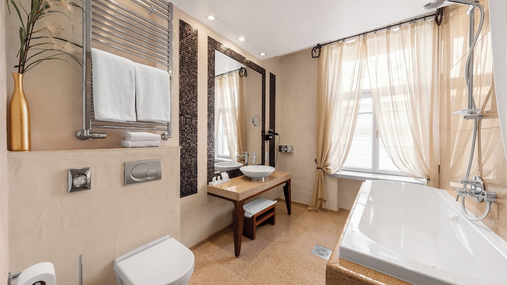 Suite - Photo 2