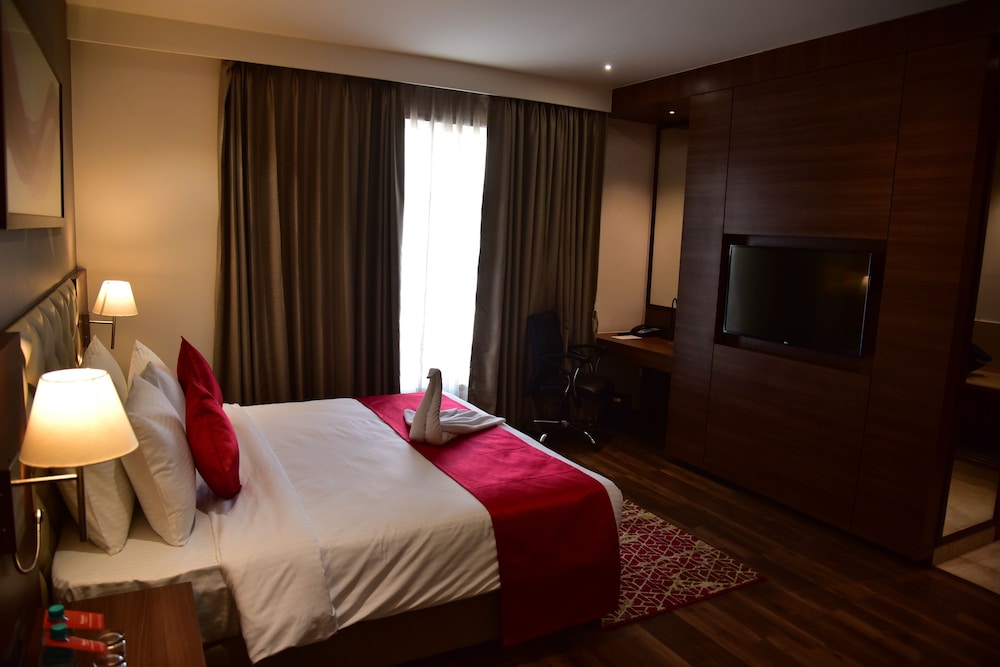 Deluxe Room, 1 King Bed, Non Smoking photo 3