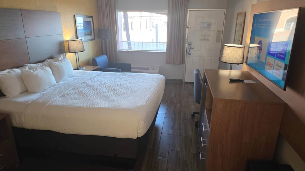 Room, 1 King Bed, Accessible (Partial Ocean View) photo 3