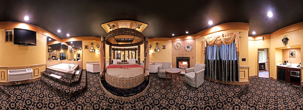 Black & Gold Theme Suite with Round Bed, Jetted tub & Fireplace